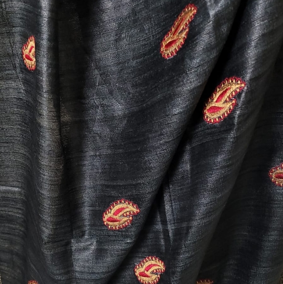 Smoky Black Ghicha Silk embroidery saree - Picture 4 of 6